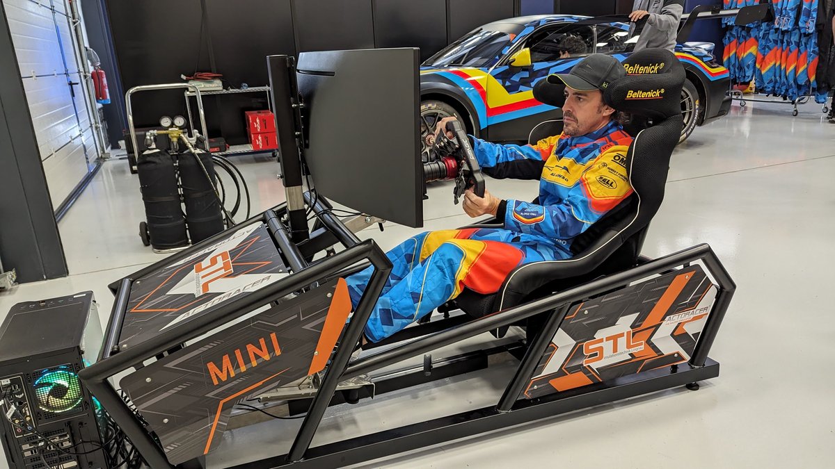 F1-Weltmeister Fernando Alonso testet einen SIM-RENT Motion-Rennsimulator
